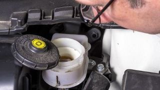 Einen prüfenden „Blick“ sollte man in Sachen Bremsflüssigkeit nicht nur in deren Behältnis, sondern bei einem Wechsel vor allem in die Herstellervorschriften werfen. (Foto: © knowlesgallery - Fotolia.com)