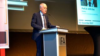 Im vergangenen Jahr eröffnete noch Professor Willi Diez den „Tag der Automobilwirtschaft“ in Nürtingen. (Bild: Seyerlein)