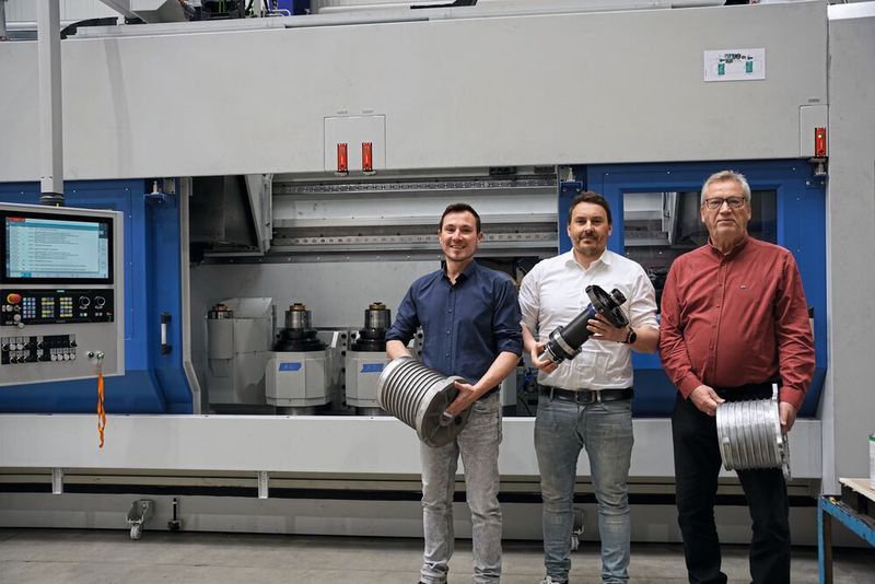 Haben die neue Technologie zur Serienreife gebracht (v. l): Daniel Pilz (Project Leader NSH Technology) mit dem Musterbauteil von Mapal, André Ranke (Gebietsverkaufsleiter Mapal) mit einem Feinbohrwerkzeug und Thomas Lötzsch (Sales Manager bei NSH Technology) mit einem Kundenbauteil. (Bild: Mapal)