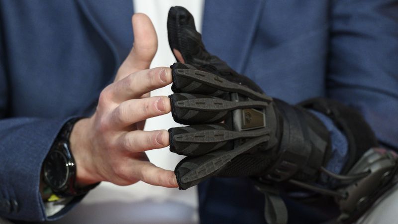 Die intelligente Orthese Motion Mate von Powered Orthotics wurde auf der DLD vorgestellt.(Bild:  Philipp Guelland for DLD Hubert Burda Media)