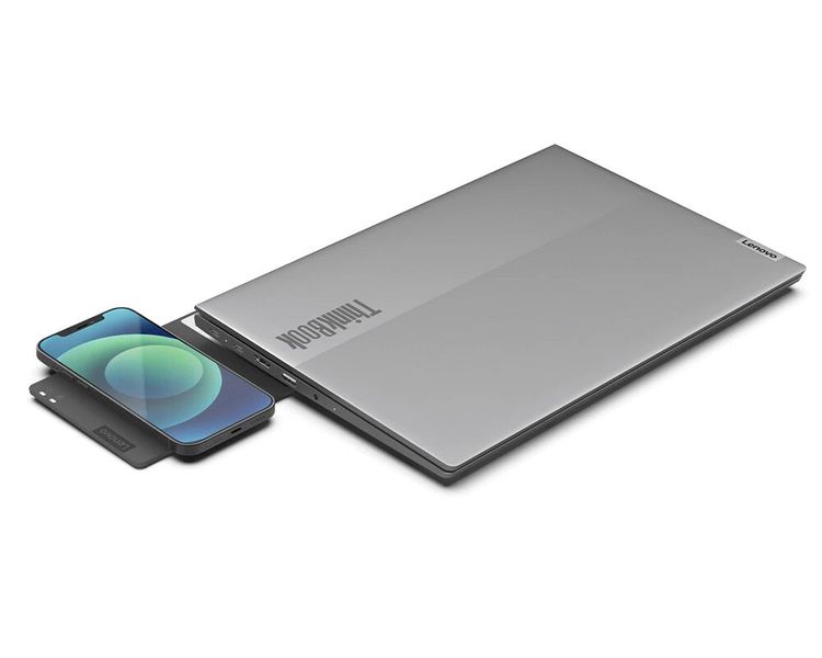 Mit der Think-Book Wireless Multi-Device Charging Mat können Think-Books 13 Gen 2 i und Smartphones gleichzeitig aufgeladen werden – ganz ohne Kabelsalat. Dieses schlanke Schreibtischpad lässt sich mühelos in der Notebookhülle verstauen und unterstützt Qi-Schnellladen bis zu 10 W, lädt aber auch mit 7,5 W sowie 5 W und verfügt über praktische Statusanzeigen.  (Bild: Lenovo)