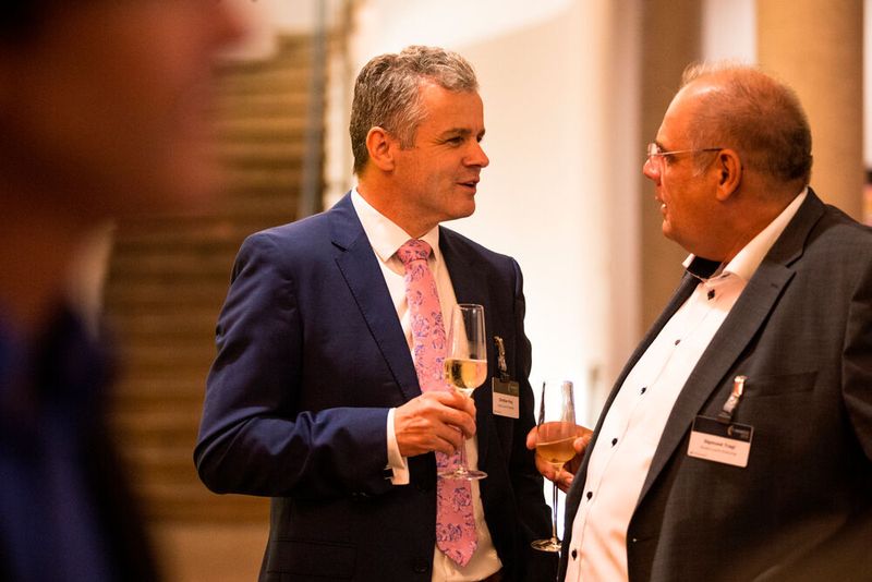 Austausch unter Kollegen: Christian Förg (links) und Sigmund Tragl (beide Alcatel-Lucent Enterprise). (Bild: artful rooms / VIT)