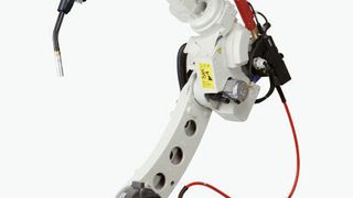 Ein Schweißroboter der TM-Serie mit extern montiertem Brennerschlauchpaket. (Bild: Panasonic)