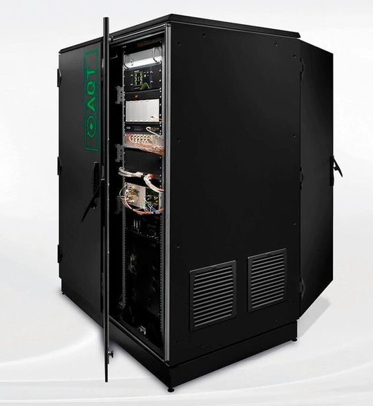 Mit einem 19-Zoll-Rack für seinen Quantencomputer, der bei Zimmertemperatur arbeitet, will AQT punkten. (Bild:  AQT)