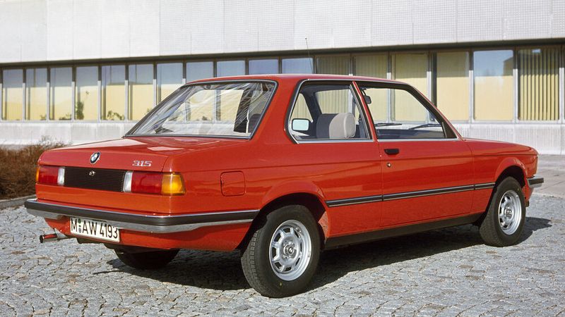 Im Rahmen einer Modellpflege im August 1979 (Modelljahr 1980) erhielten alle 3er neu aufgeteilte Rückleuchten mit – je nach Ausstattungsumfang – integrierten Nebelschlussleuchten. Anstelle der verchromten Außenspiegel gab es jetzt Außenspiegel aus schwarzem Kunststoff (außer 315 elektrisch verstellbar), die nun nicht mehr auf dem Türblech, sondern im sogenannten Spiegeldreieck montiert wurden. Die Frontschürze wurde modifiziert und mit einem größeren Spoiler ausgestattet, der Kühler wurde in die Frontmaske nach vorne verlagert, so dass bei den 6-Zylinder-Modellen ein keilriemengetriebener Lüfter (vorher elektrisch angetrieben) Platz fand. Außerdem wurde die Abgasanlage überarbeitet und speziell beim 323i leiser.  (Bild: BMW AG)