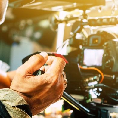 Die S300 AI von Toshiba ist ausgelegt auf zusätzliche Direktzugriffe und schnellen Videodatenabruf für präzise Echtzeit-Analysen. Die HDD unterstützt bis zu 64 HD-Kamera-Streams plus 32 KI-Streams. Somit sind kontinuierliche Aufzeichnungen und Multi-Bay-/RAID-Set-ups möglich. (Bild: © ponsulak - stock.adobe.com)