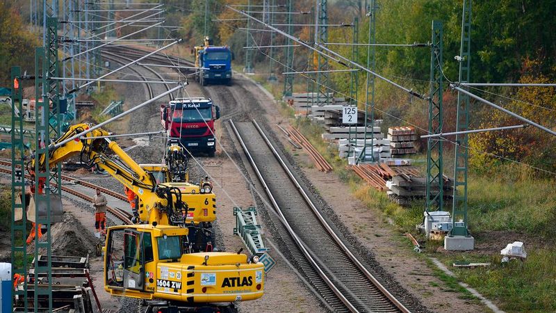 In den kommenden Jahren werden zentrale Bahnstrecken für die Sanierung teils monatelang gesperrt.(Bild:  Deutsche Bahn)