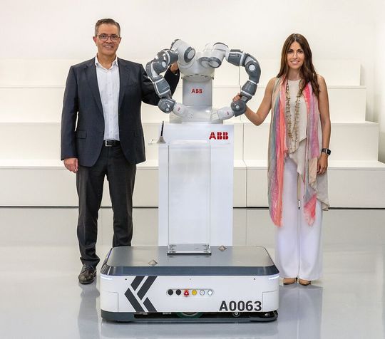 Sami Atiya, Leiter des Geschäftsbereichs Robotik & Fertigungsautomation von ABB, neben Veronica Pascual Boé, CEO von Asti Mobile Robotics, bei der Bekanntmachung der Übernahme ihres Unternehmens von ABB.(Bild:  ABB / Asti Mobile Robotics)