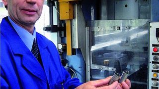 Dipl.-Ing. Fritz Bleyl, FGU:  „Bis heute sind wir bereits einige Schritte weitergekommen, aber es gibt beim Al-Fließpressen noch eine Menge Un-bekannte, die wir langsam auf-decken.“ (Archiv: Vogel Business Media)