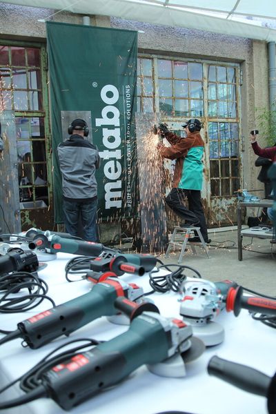 Demonstration der neuen Winkelschleifer bei der Vorstellung im Kraftwerk in Rottweil. (Bild: Kroh)