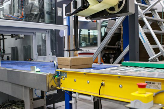 (Bei Fulfillment by FHB Group setzt in der Logistik auf automatisierte Sorter und Roboter. (Bild: Fulfillment by FHB Group))
