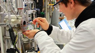 Karen Fuchs im Hochdrucktechnikum bei Vorversuchen an einer 60 ml-Hochdrucksichtzelle zur Imprägnierung von Mandeln. (Bild: Fraunhofer Umsicht)