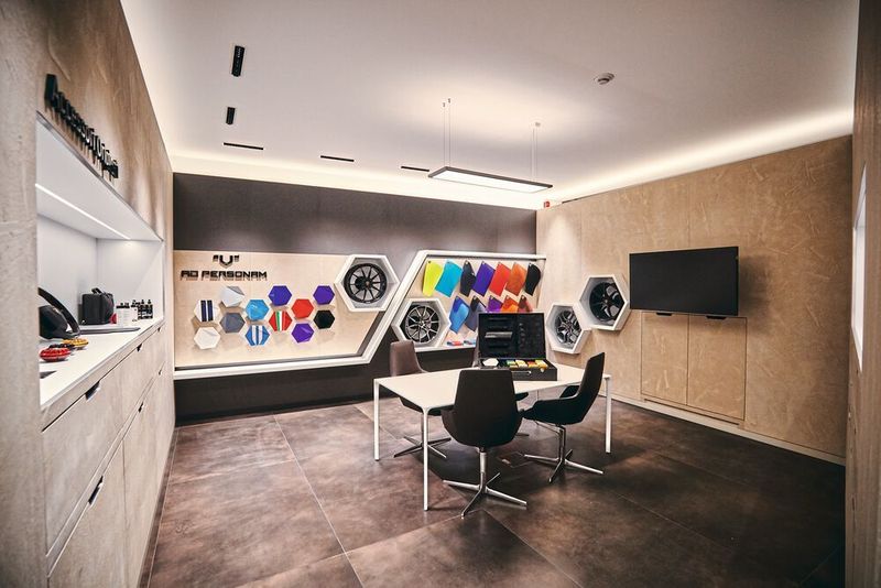 In einem gesonderten Bereich können exklusive Individualisierungswünsche besprochen werden. (Automobili Lamborghini)