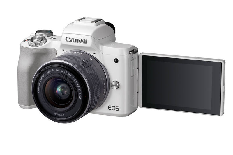  Die Kamera hat einen zentral angeordneten optischen Sucher, sowie einen dreh- und schwenkbaren 7,5-Zoll-Touchscreen. (Canon)