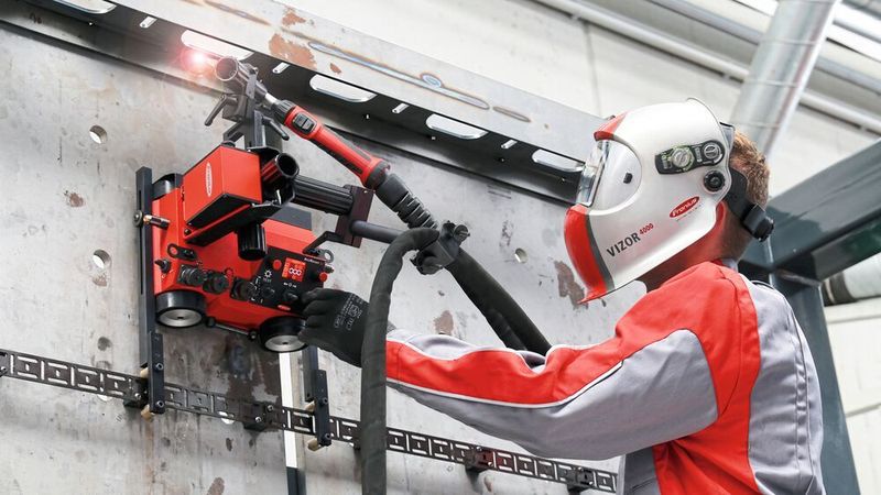 Die magnetischen Schweissfahrwerke Arc­Rover 15 und ArcRover 22 überzeugen durch bestmögliche Traktion sowohl im horizontalen als auch im vertikalen Einsatz – dank Vierradantrieb und im Boden integrierten Magneten. (Fronius)