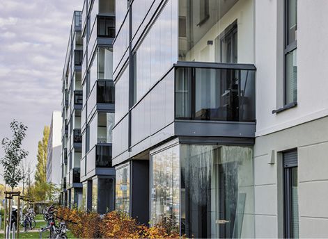 (Dreh-/Schiebeverglasung von Lumon: einfach zu handhaben, keine Windgeräusche. Bild: Lumon Deutschland GmbH)