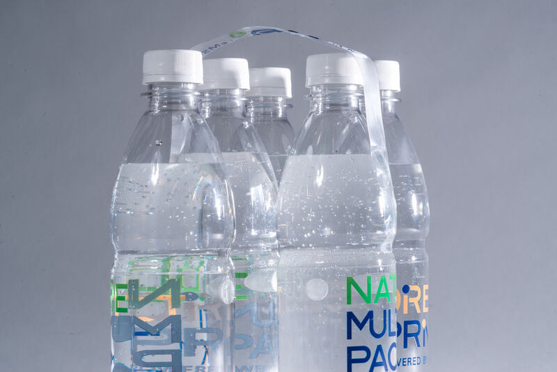Verpackungssystem „Nature MultiPack“: Die Getränke-Six-Packs kommen ohne Umverpackung und Etikettenmaterial aus. (Bild: AndreasRiedel.com)