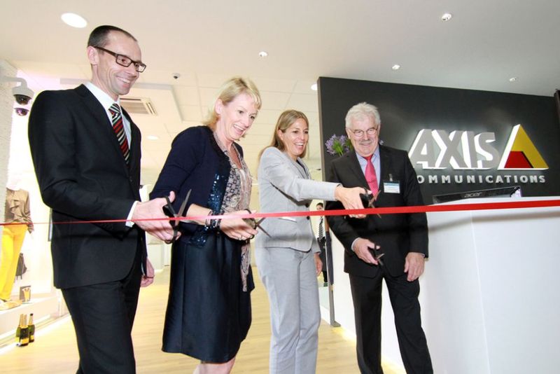 Zur Eröffnung wurde symbolisch ein rotes Band durchschnitten (v.l.n.r.: Edwin Roobol, Regional Director Middle Europe, Bodil Sonesson, Vice President Global Sales, Tanja Hilpert, Sales Manager Middle Europe, (alle Axis Communications) und Walter Stenner, 2. Bürgermeister von Ismaning). (Bild: Axis)