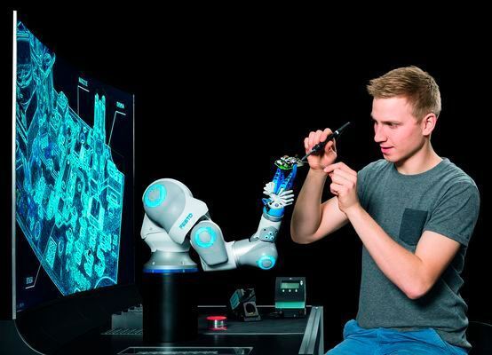 Der BionicCobot ist ein pneumatischer Leichtbauroboter mit menschlicher Bewegungsdynamik als feinfühliger Helfer für die Mensch-Roboter-Kollaboration. (Festo)