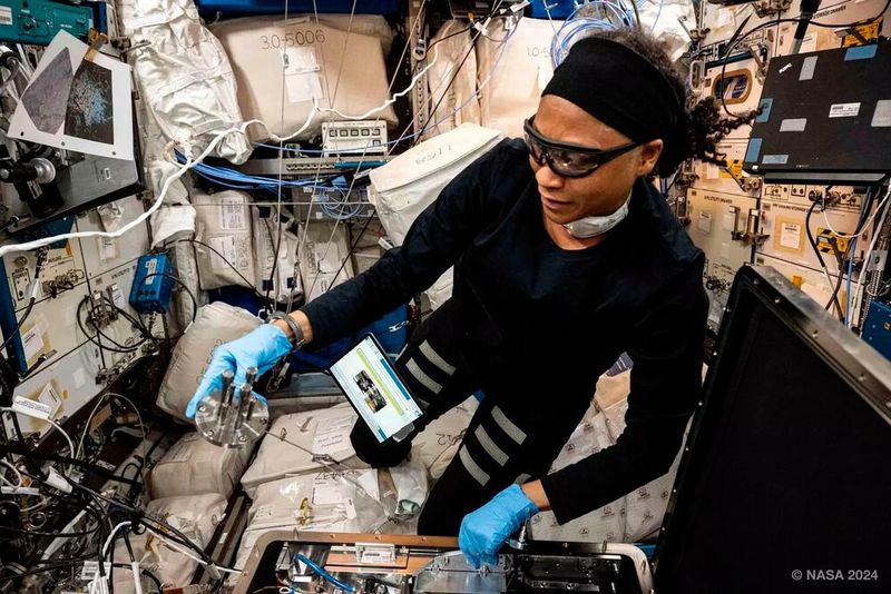 Sieben Monate hat es gedauert bis das erste 3D-Metallteil an Bord der ISS gedruckt wurde. Der Drucker soll die Machbarkeit demonstrieren, Metallteile in der Schwerelosigkeit herzustellen. (Bild: Airbus)