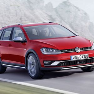 VW zeigt auf dem Pariser Salon den Golf Variant in einer milden SUV-Version. Als Golf Alltrack nimmt er das Konzept des Passat Alltrack auf.