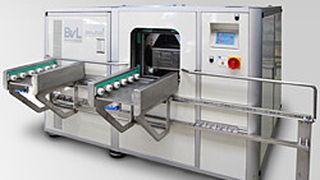 Die kompakte Reinigungsanlage Mosel mit Infrarot-Vakuumtrocknung und Querverschiebetisch. (Bild: BVL Oberflächentechnik)