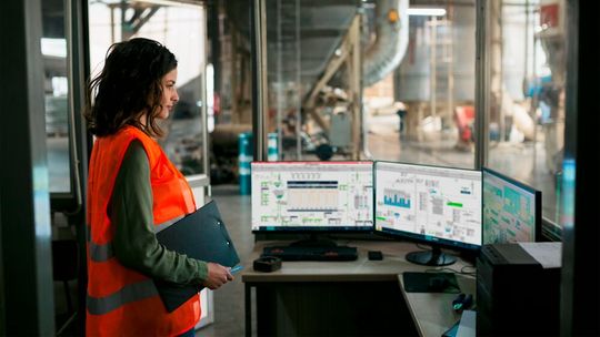 Das modular aufgebaute und individuell konfigurierbare Prozessleitsystem bietet alles, was zum Steuern von Produktionsprozessen benötigt wird, aus einer Hand.(Bild:  ESA Elektrotechnische Steuerungs- und Automatisierungs Ges.m.b.H.)