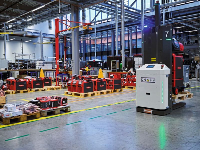 Die 16 Open-Shuttle-Gabelroboter übernehmen verschiedene Transportaufgaben. Sie bilden das Bindeglied zwischen dem Wareneingang, den Produktionszellen und dem Warenausgang.(Bild:  Knapp)