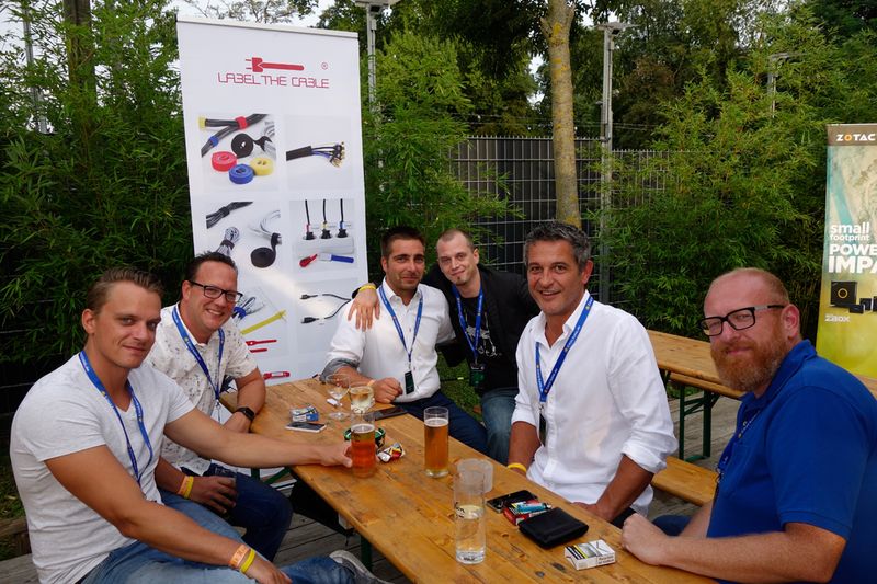 (v. l.) Michael Plum und Stefan Knerrich, APC, Andreas Roth, AOC & MMD Philips, Felix Bechmann, Label-the-cable, Dieter Rahe, APC, und Jörn Beckmann, comTeam (Bild: IT-BUSINESS)