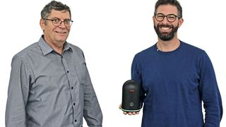 Sichtlich stolz auf den gemeinsamen Erfolg: Heinz Staub (l.) und Simon Mark mit dem Laserscanner BLK 360. (Bild: Klaus Vollrath)