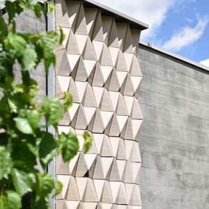 Ein interdisziplinäres Team der Technischen Universität München (TUM) entwickelte im 3D-Druckverfahren geometrisch einzigartige, klimasensitive Fassadenmodule aus keramischem Ton, die als Lebensräume für Vögel und Kleintiere dienen. (Bild:  Technische Universität München)