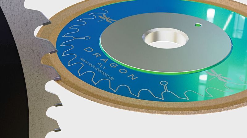 Die Dragon-Fly-Schleifscheiben von Lach Diamant zeigen im Dauereinsatz hohe Standzeiten, Stabilität und Prozesssicherheit. So werden Produktions- und Nachschliffkosten von hartmetall-bestückten Kreissägeblättern günstiger. Das Trägersystem mit 3-dimensionaler Geometrie und verlängertem Schleifbelag ermöglicht das Schleifen selbst engster Zahnräume. Es können höhere Zustellungen und Vorschübe gefahren werden, was die Schleifzeiten deutlich verkürzt und das Abtragsvolumen erhöht.  (Bild: Lach Diamant)