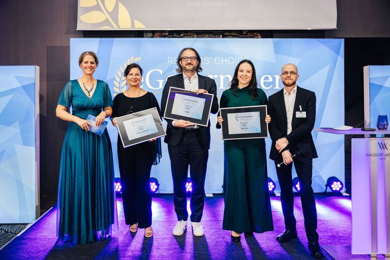 Den ersten Teil der Award-Verleihung beschloss die Kategorie „Berater“. Hier räumte mgm, vertreten durch Roland Kreutzer, Platin ab, links von ihm präsentiert Elke Papaioannou den Gold-Award für Computacenter, an seiner rechten Seite hält Anna Köllmann den an Materna gerichteten Silber-Award. (Bild: © Offenblende/Christoph Wehrer )