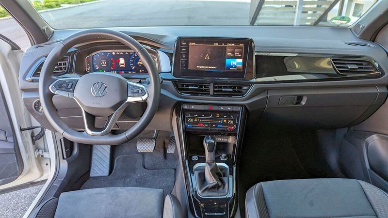 Das Cockpit ist relativ klassisch geformt. Allerdings verwendet VW nun auch beim T-Roc seine aktuelle Bedienlogik. (Bild: Rosenow – VCG)