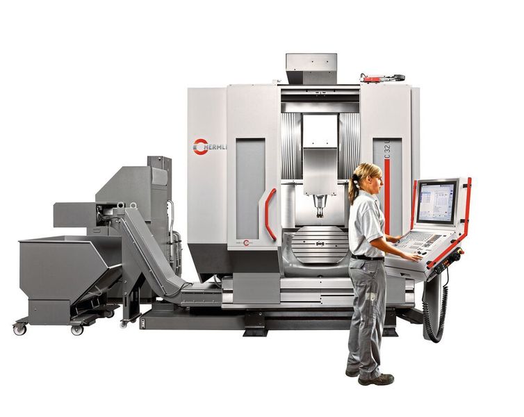 Das 5-Achsen Bearbeitungszentrum C 32 U dynamic mit dem Schwenkrundtisch Ø 650 x 540 und der Steuerung TNC 640: Die Leistungsfähigkeit wird mit einer Demobearbeitung aus der Schwerzerspanung präsentiert. (Hermle)