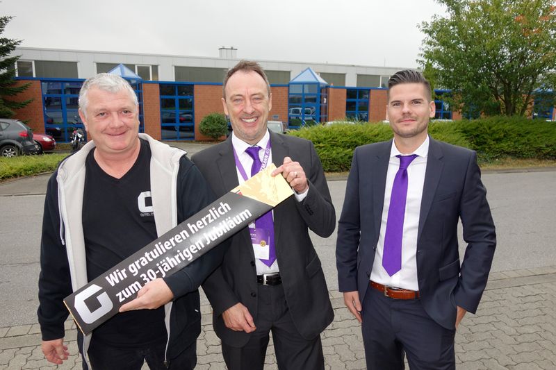 Extra aus der Schweiz mitgebracht: Jean-Claude Hasler, Global Sytem, bringt Tom Knicker und Tobias Steiger, Wortmann, reichlich Nervennahrung für die nächsten Jubi-Jahre mit. (Bild: IT-BUSINESS)