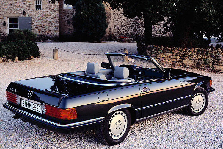 Sogar Oldies wie der erstmals 1971 gezeigten Mercedes-SL-Reihe R 107 wurde eine Revitalisierung spendiert. (Foto: Daimler)