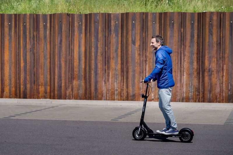 Microreisemobil: Der Hymer E-Scooter für kurze Strecken am Zielort oder unterwegs. (Hymer)