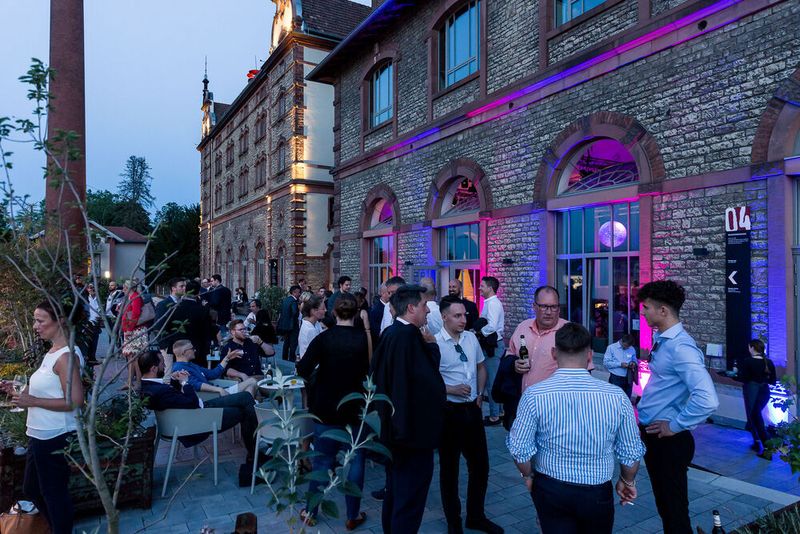 Gefeiert wurde bis in die Nacht. Am nächsten Morgen begannen dann die ersten „Digital Automotive Days“ von »kfz-betrieb« in Würzburg. (Stefan Bausewein)