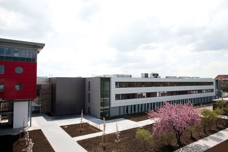 Keine einfache Montagehalle, sondern ein sorgfältig gestalteter Neubau, der sich gut in die Umgebung einfügt, ist am Stammsitz Ilshofen entstanden. (Bild: Bausch+Ströbel)
