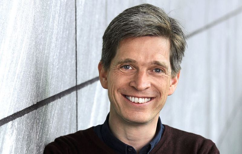 Prof. Thorsten Strufe rät: „Die Zwei-Faktor-Authentifizierung ist gerade für attraktive Angriffsziele, also zum Beispiel Accounts in sozialen Medien, immer anzuraten.“ (B.Schenk_Foto-STUDIOE_Hirch)