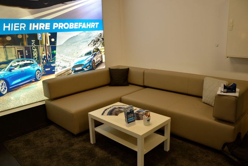 Während bei vielen anderen innerstädtischen Stores von Autohändlern eine Caféecke Pflicht ist, steht bei der Hessengarage rein das virtuelle Erlebnis im Vordergrund: Nur eine Wartecouch in der Vignale-CI ist vorgesehen. (Bild: Mauritz/»kfz-betrieb«)