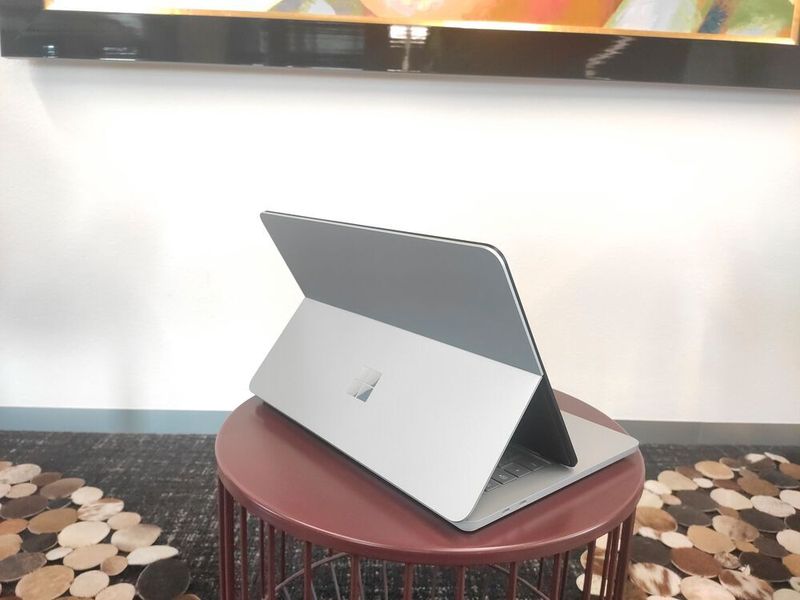 Das Display ist mittig drehbar aufgehängt. (Vogel IT-Medien)