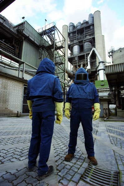 Bild 3: An heißen Arbeitsplätzen ist Schutzkleidung erforderlich, doch die Art der Ausstattung hängt von den Gefährdungen ab. Die Verantwortung für die richtige Ausstattung der Mitarbeiter liegt beim Arbeitgeber. Bilder: Mewa (Archiv: Vogel Business Media)