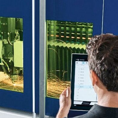 Der Bediener kann bei sicheren Maschinen ohne Sorge in die Maschine reinschauen. (Bild: Trumpf)