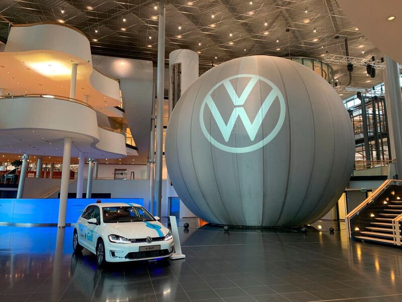 Die gläserne Manufaktur von Volkswagen in Dresden hat gemeinsam mit Wandelbots ein erfolgreiches Industrie-4.0-Projekt umsetzen können. (Wandelbots)