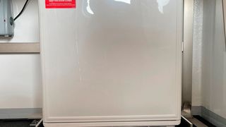 So ruht der Kühlschrank mit den vibrationsempfindlichen Impfstoffen in jeder Transportsituation sanft auf den Dämpfungselementen von ACE Stoßdämpfer. (Bild: ACE Stoßdämpfer)