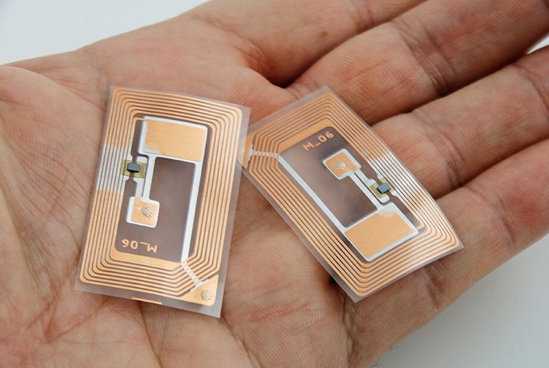 Bild 2: RFID-Chips bieten eine Möglichkeit für Objekte, untereinander zu kommunizieren. (Fotolia_2119753)