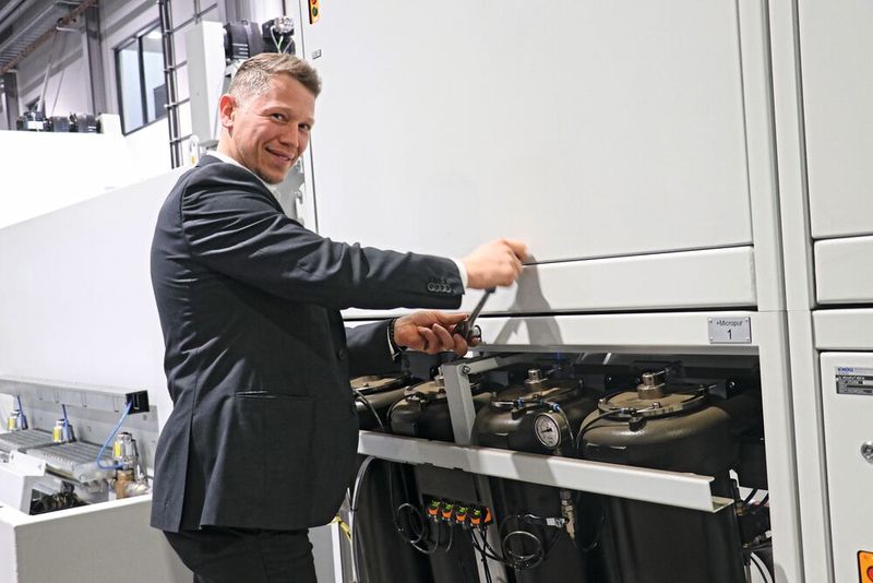Knoll-Vertriebsingenieur Daniel Kujundzic demonstriert, wie einfach das Wechseln von Filterelementen ist. (Bild: Knoll)