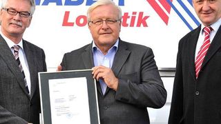 Heinrich Grieshaber (Mitte) präsentiert stolz die erworbene AEO-Zertifizierung seines Unternehmens. Bild: Grieshaber Logistik (Archiv: Vogel Business Media)
